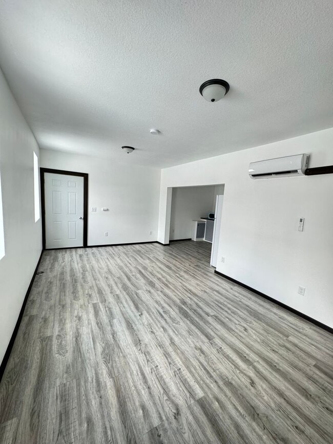 Building Photo - 1 Bed, 1 Bath Apartment in Millersburg IN