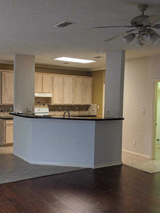 Building Photo - 8005 Blue Bonnet St