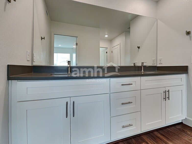 Building Photo - 9128 Ribbon Mdw Ct