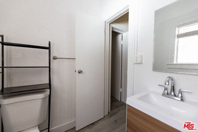 Building Photo - 661 Shatto Pl