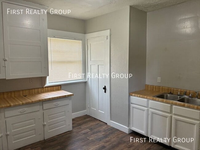 Building Photo - 222 S Findlay St