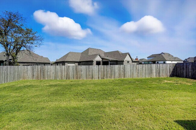 Building Photo - Like new, Move in Ready.