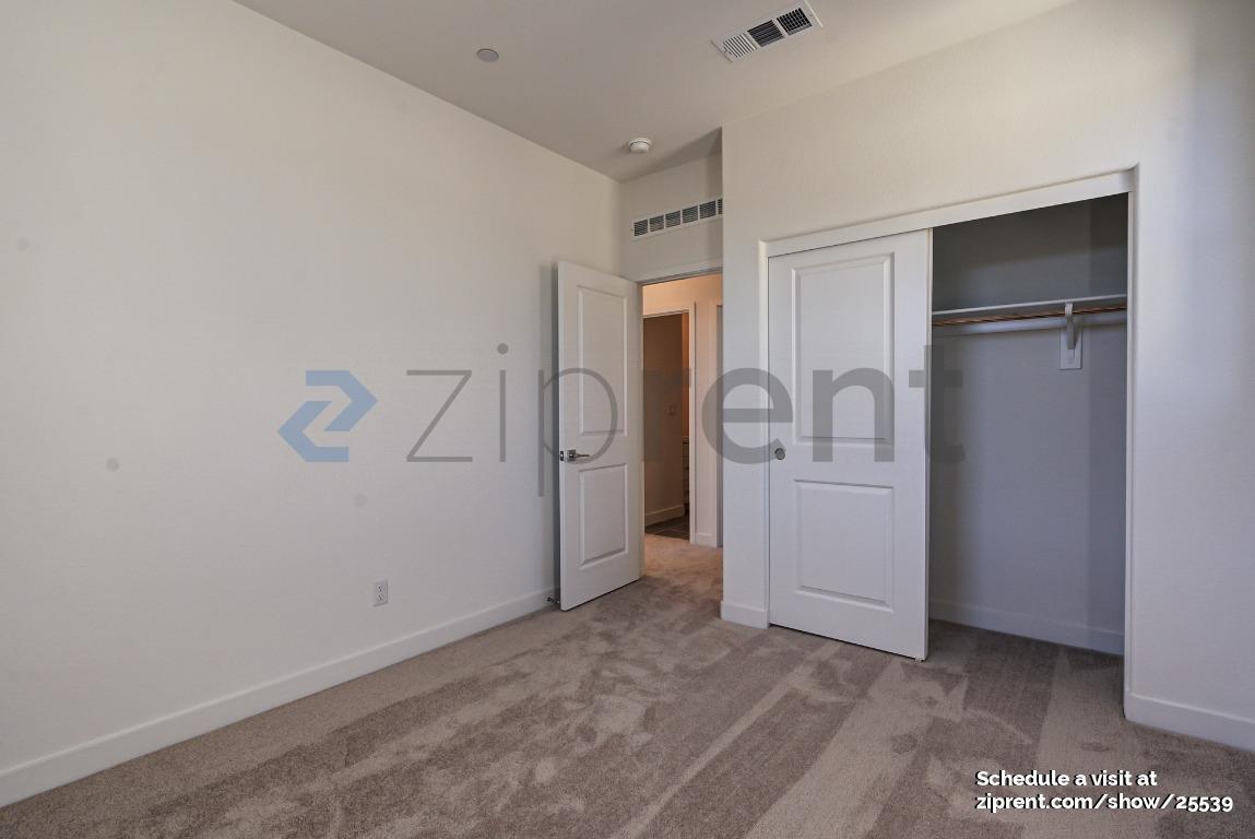 Building Photo - Unit