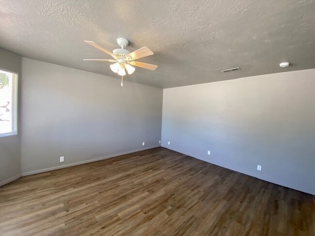 Building Photo - DARLING PROPERTY FOR RENT IN LAVERKIN!