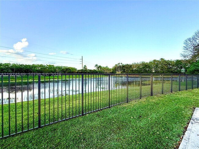 Building Photo - 400 Alexandra Cir