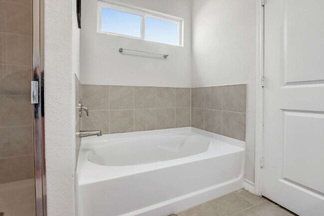 Building Photo - "Spacious 5-Bedroom Home with 3.5 Full Bat...