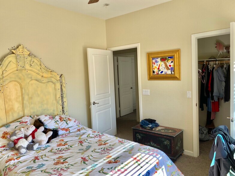 Building Photo - 6804 W Lone Cactus Dr