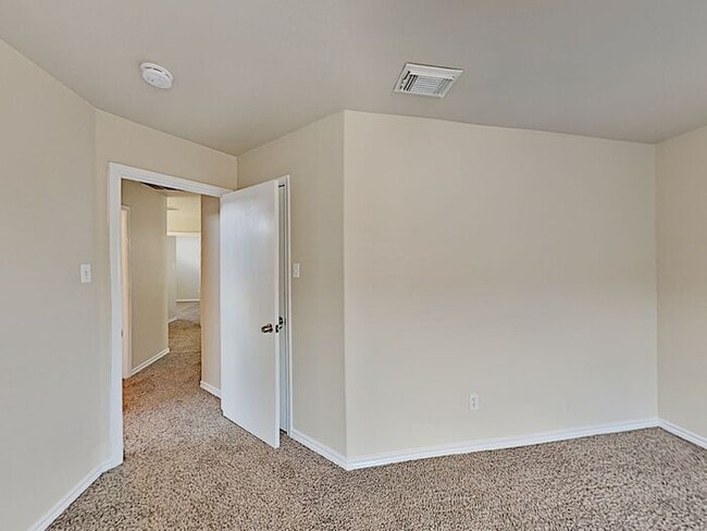 Building Photo - No Application Fees* $500 off 1st Months R...