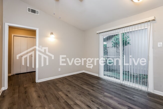 Building Photo - 9538 Vinewood Dr