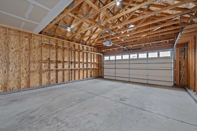 Building Photo - Like New Single Family Home!