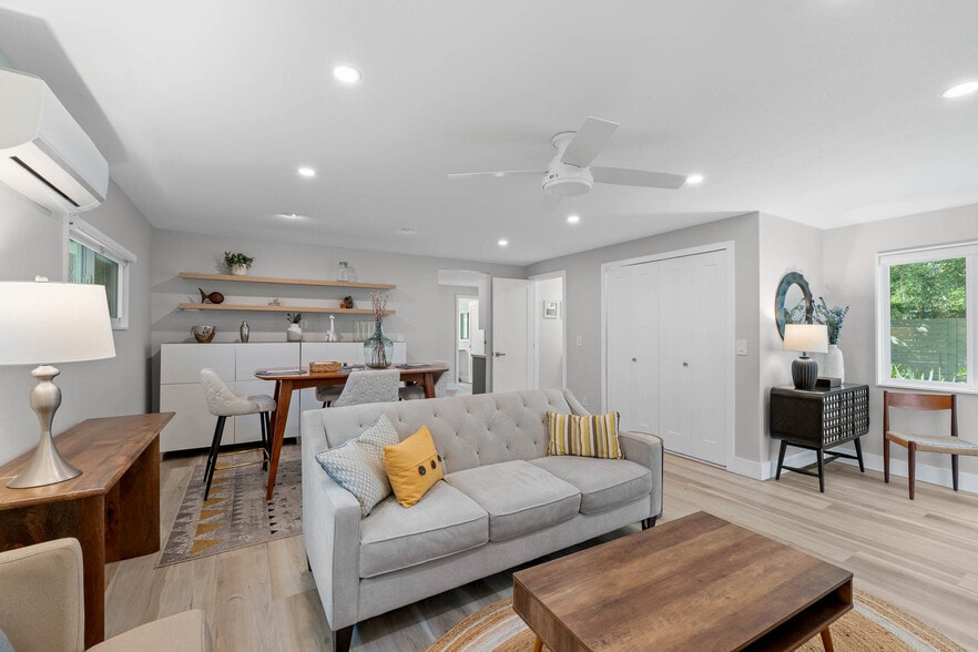 Building Photo - 228 E Harding St