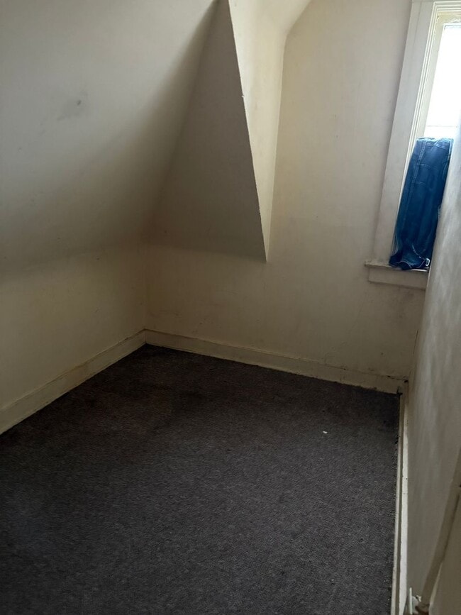 Building Photo - SPACIOUS 4 BEDROOM HOME READY TO WELCOME YOU