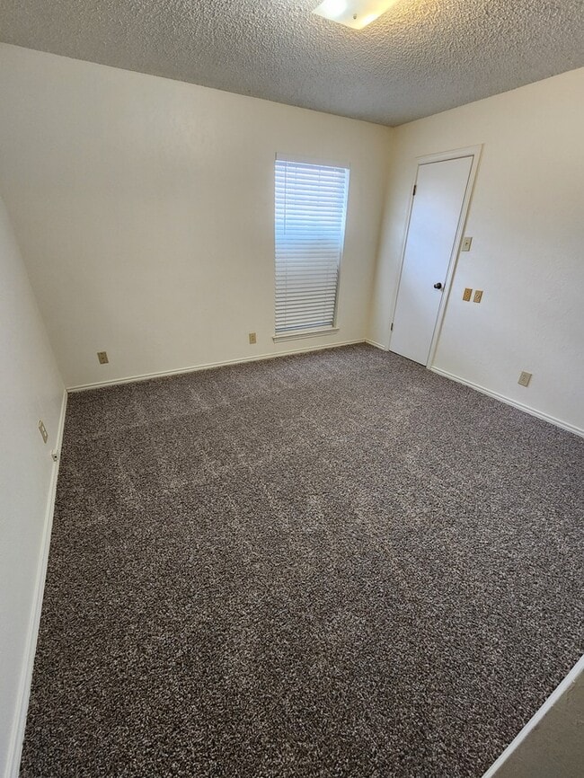 Building Photo - 3 bed 2 bath duplex