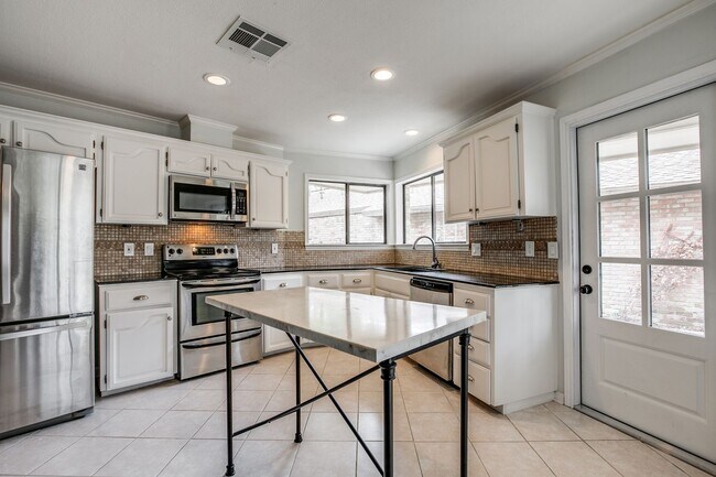 Building Photo - RENOVATED 2-BEDROOM IN WHISPERING OAKS