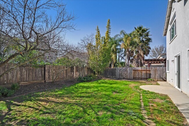 Building Photo - OPEN & SPACIOUS, 4 BEDROOM, 3 BATH 2 STORY...