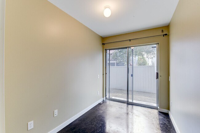 Building Photo - Modern Townhome In The Heart Of Midtown!