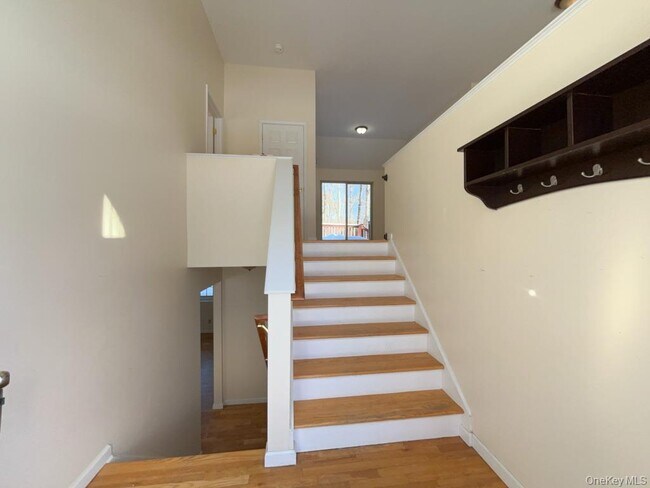 Building Photo - 2 Fieldstone Dr