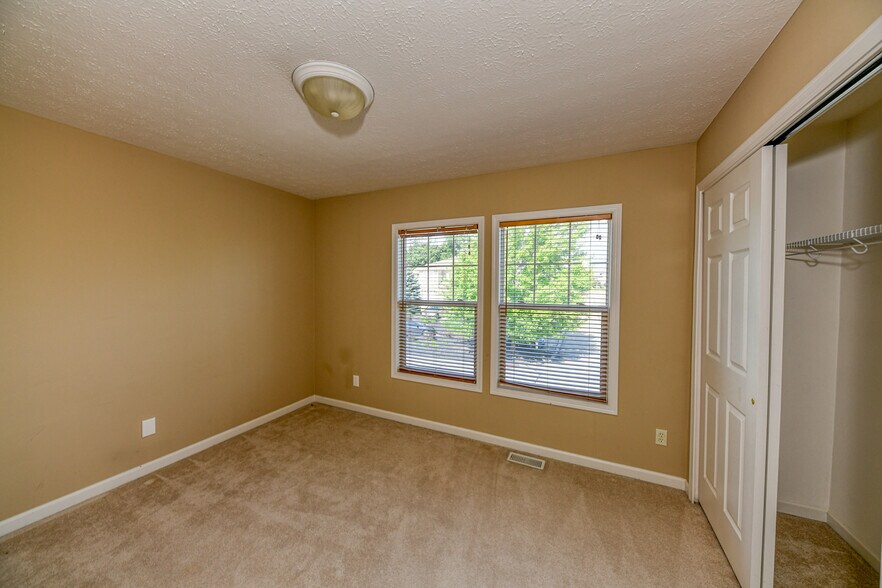 Building Photo - 5845 Crescent Ridge Dr