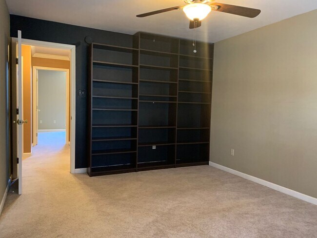 Building Photo - 1037 S Hills Dr