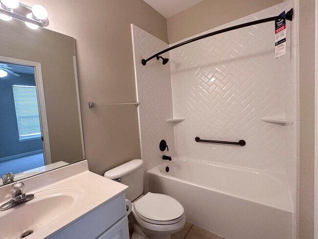 Building Photo - Beautifully Updated 3 Bedroom Home in Dest...