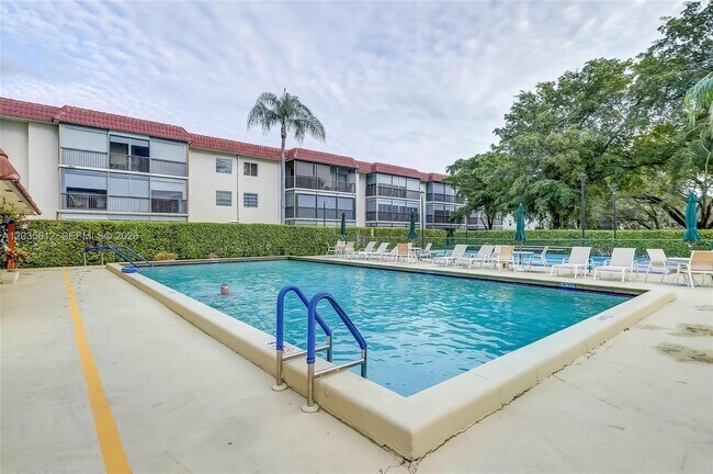 Building Photo - 700 S Hollybrook Dr