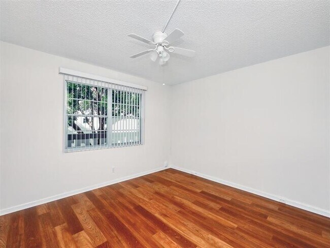 Building Photo - 4701 Martinique Dr