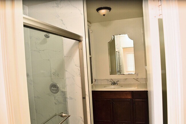 Building Photo - ??Newly Remodeled 2 Bed / 1 Bath Apartment...