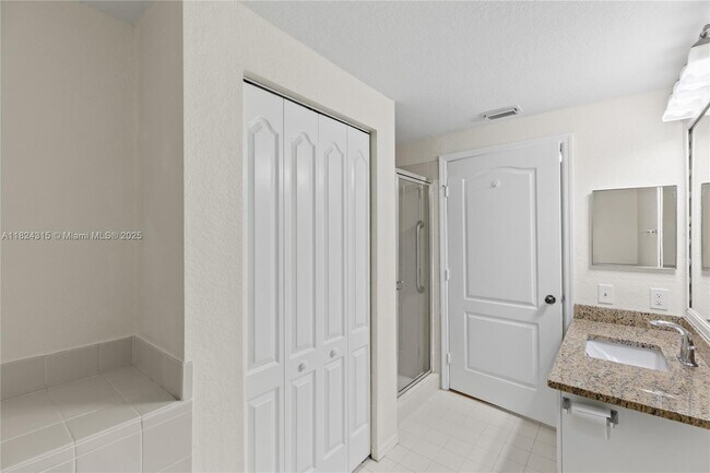 Building Photo - 1309 Belmont Pl