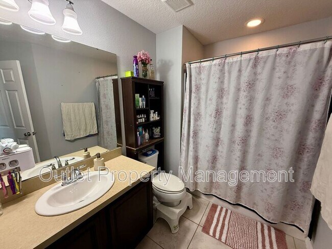 Building Photo - 726 Artisan St