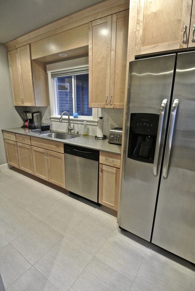 Building Photo - EXQUISITE 4 BED/3 BATH FURNISHED EASTLAKE ...