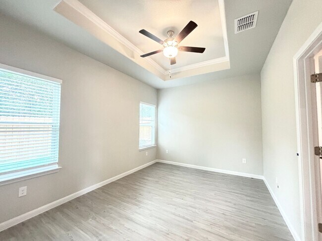 Building Photo - Stunning New Duplex Home in Seguin