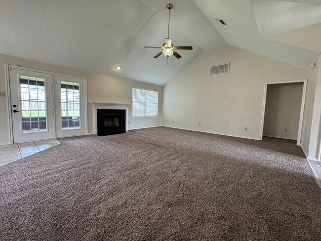 Building Photo - 4010 SE Camelot Dr