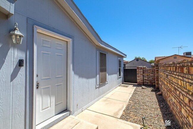 Building Photo - 10439 E 37th St