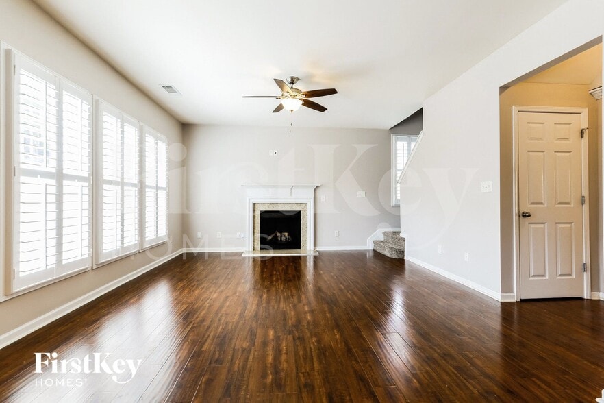 Building Photo - 2439 White Alder Dr NE