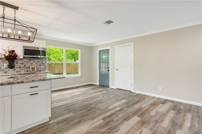 Building Photo - 904 Westview Cir