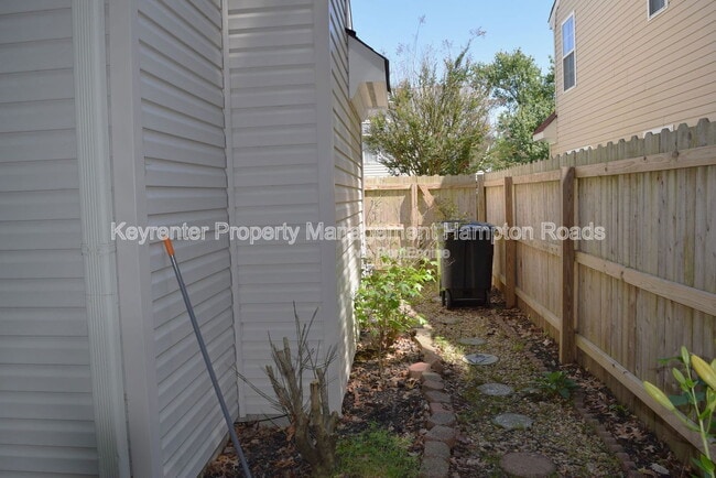Building Photo - 1125 Lady Ashley Dr