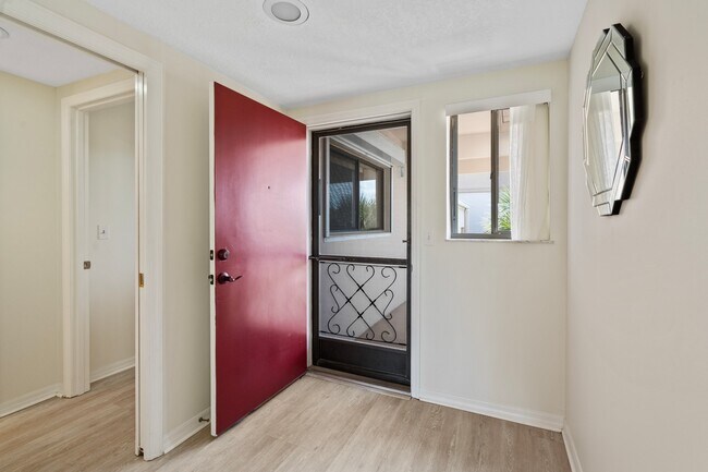 Building Photo - 6165 S Mirror Lake Dr