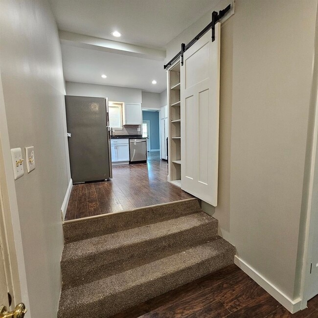 Building Photo - Duplex - 2 Bedroom, 2 Full Bathrooms and a...