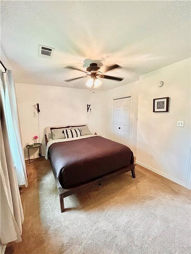 Building Photo - Cozy Home with Deck, Fenced Backyard & Modern Kitchen