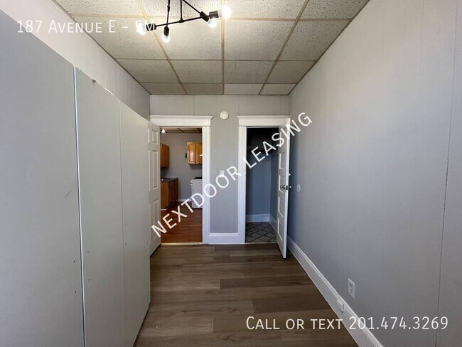 Building Photo - 187 Ave E