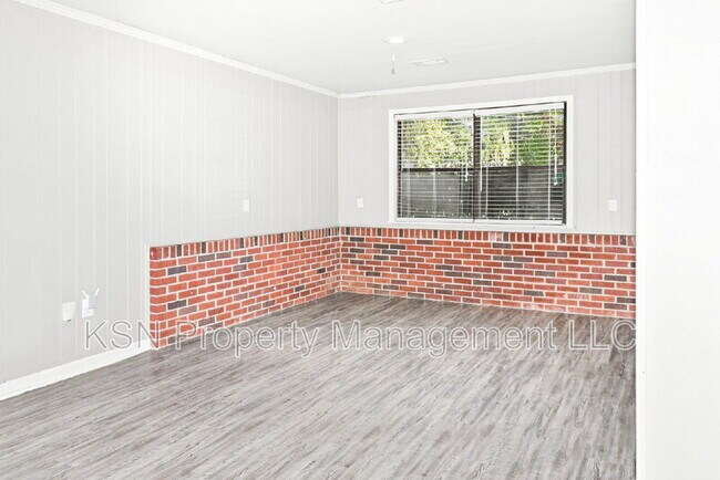 Building Photo - 32 Skyline Dr