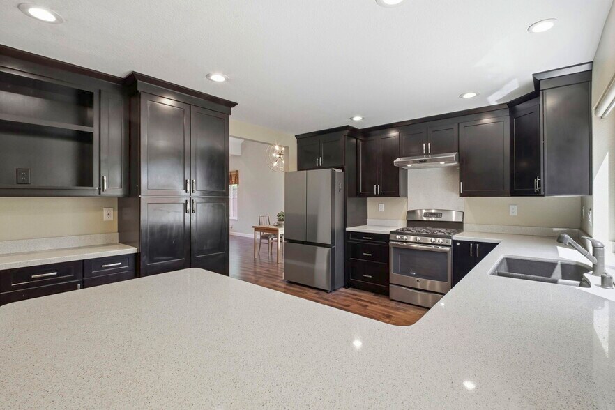 Building Photo - 6001 Castlebrook Dr