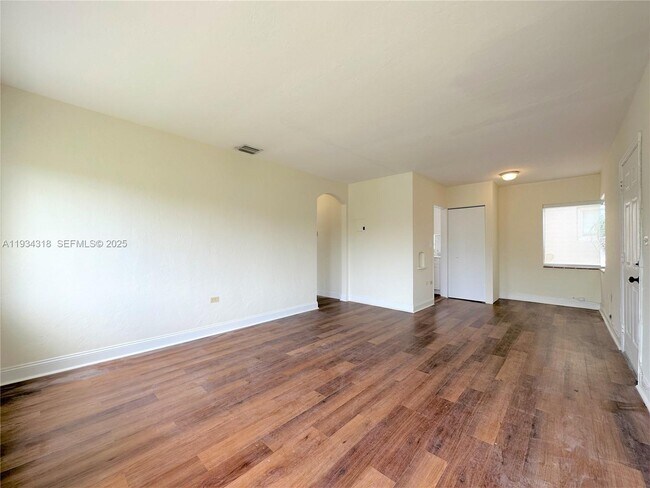 Building Photo - 1920 Biarritz Dr