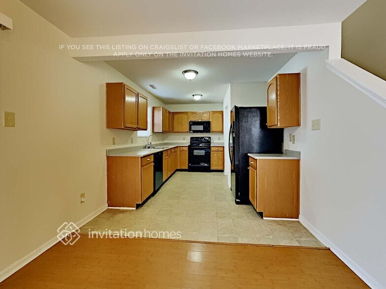 Building Photo - 827 Littleton Dr