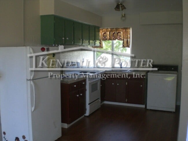 Building Photo - Cozy 2Bed/1Bath, Two Story Home Located On...