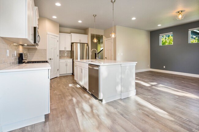 Building Photo - Stunning 3BD/3BATH Home in the Heart of Hi...