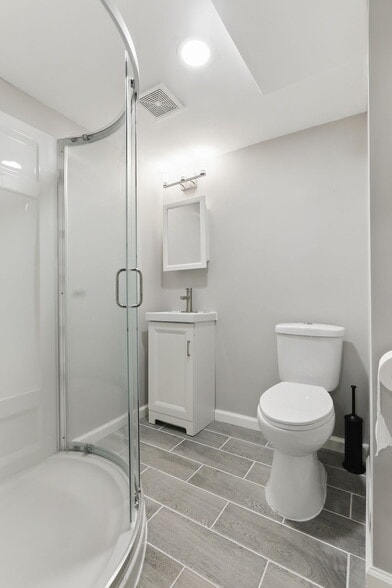 Building Photo - 2514 Woodlynn Ave