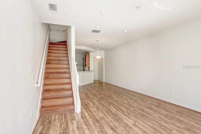 Building Photo - 2050 Park Crescent Dr