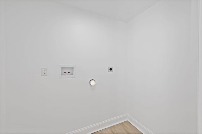 Building Photo - Newly Renovated 4-Bedroom, 2-Bath Home wit...