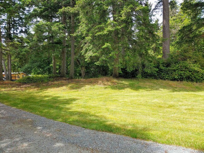 Building Photo - Spectacular Home with Lake Access!